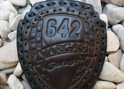 Pomello del cambio in pelle con logo 'Vargas Garage' e numero 642.